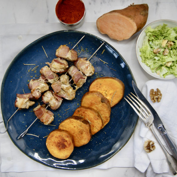 Brochettes de porc, patates douces et dressing aux noix