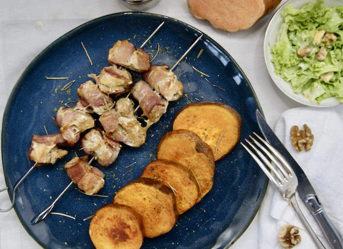 Brochettes de porc, patates douces et dressing aux noix