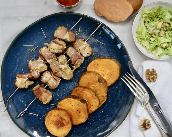 Brochettes de porc, patates douces et dressing aux noix
