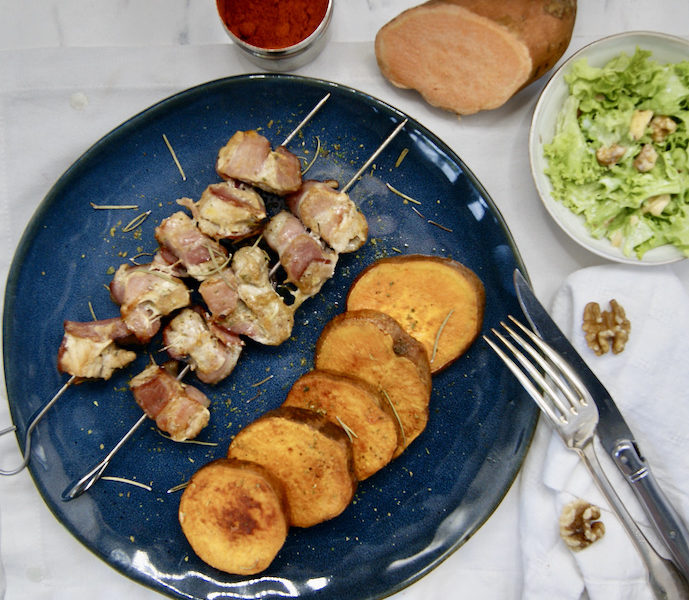 Brochettes de porc, patates douces et dressing aux noix