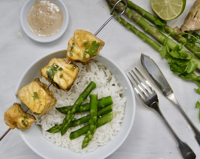 Brochettes de saumon aux asperges, sauce aux cacahuètes