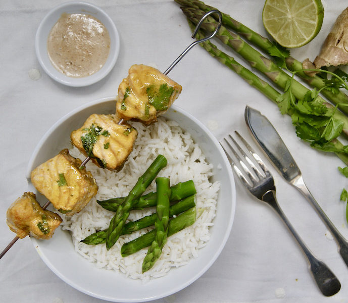 Brochettes de saumon aux asperges, sauce aux cacahuètes