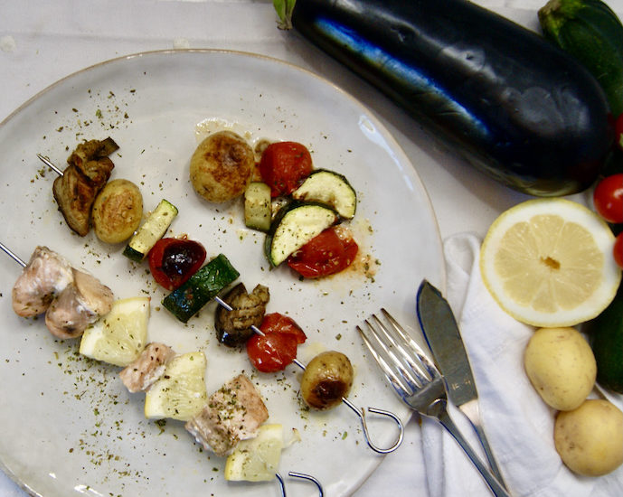 Duo de brochettes de saumon au citron et aux légumes