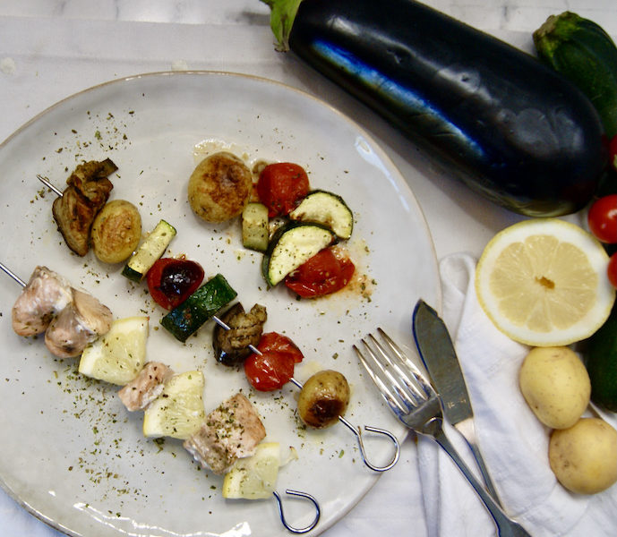 Duo de brochettes de saumon au citron et aux légumes