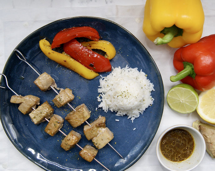 Brochettes de thon mariné et poivrons sautés