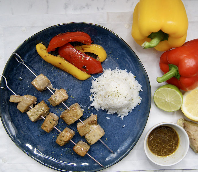 Brochettes de thon mariné et poivrons sautés