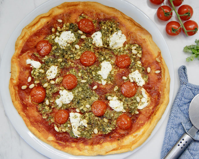 Pizza aux tomates, pesto de persil et chèvre doux
