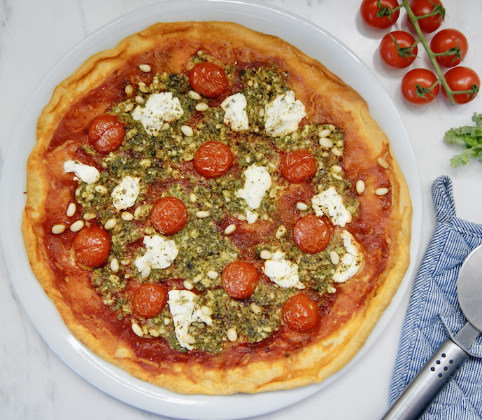 Pizza aux tomates, pesto de persil et chèvre doux