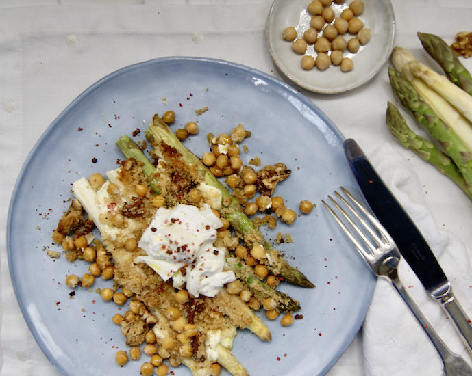 Asperges, pois chiches et burrata gratinée