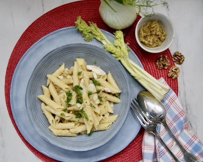 Salade de pâtes au pesto de noix, fenouil et céleri