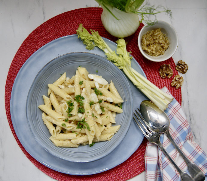 Salade de pâtes au pesto de noix, fenouil et céleri