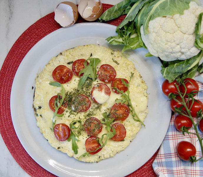Pizza de chou-fleur aux tomates cerise