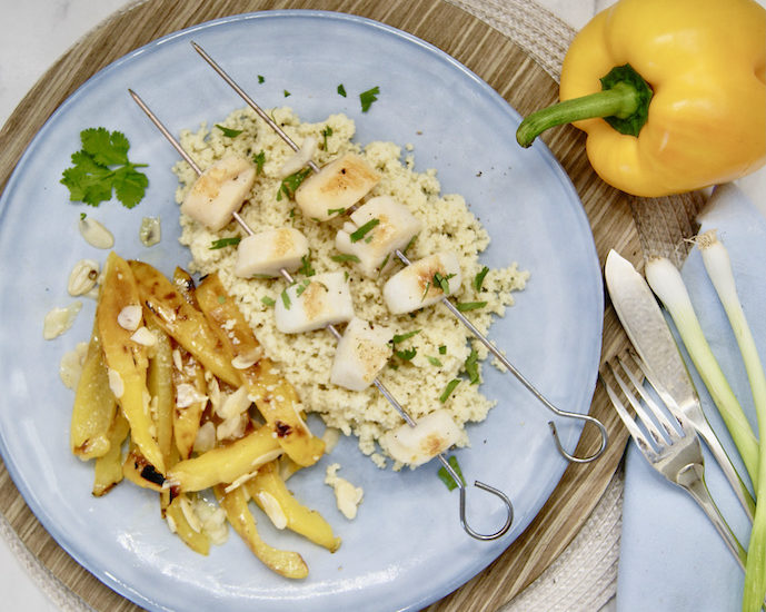 Brochettes de noix de Saint Jacques aux poivrons grillés et marinés