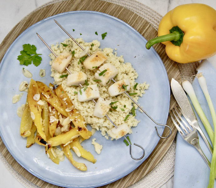 Brochettes de noix de Saint Jacques aux poivrons grillés et marinés