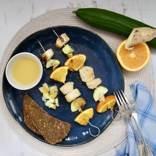 Brochettes de noix de Saint Jacques, orange et concombre