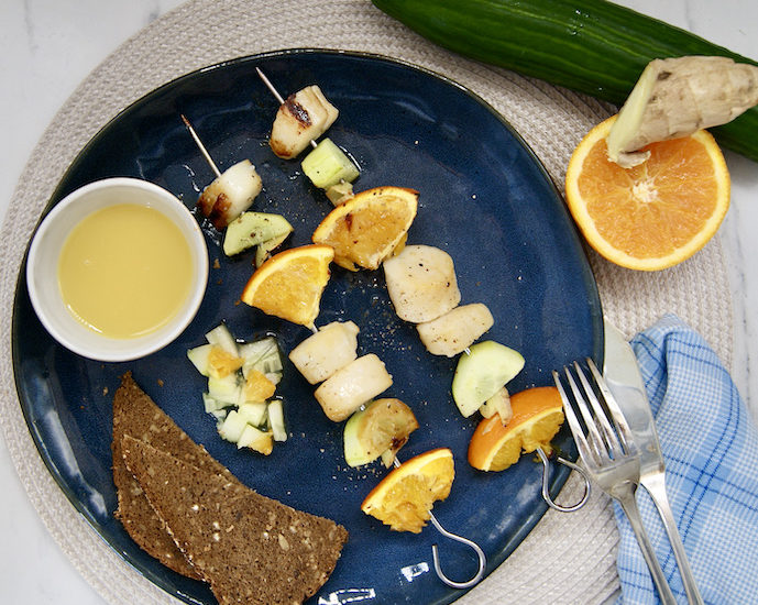Brochettes de noix de Saint Jacques, orange et concombre