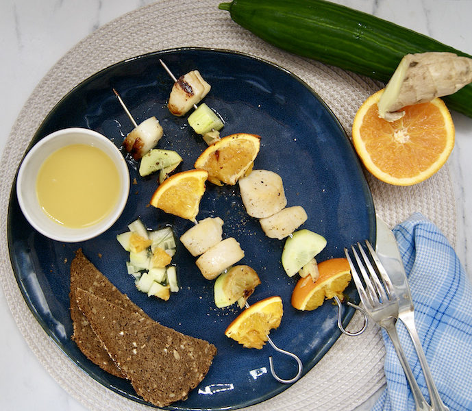 Brochettes de noix de Saint Jacques, orange et concombre