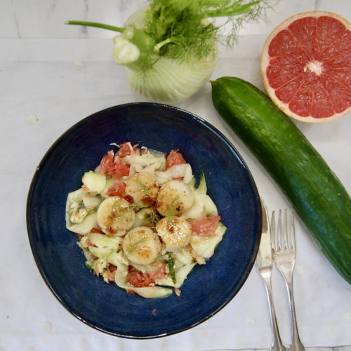 Noix de Saint Jacques, salade de concombre, fenouil et pamplemousse