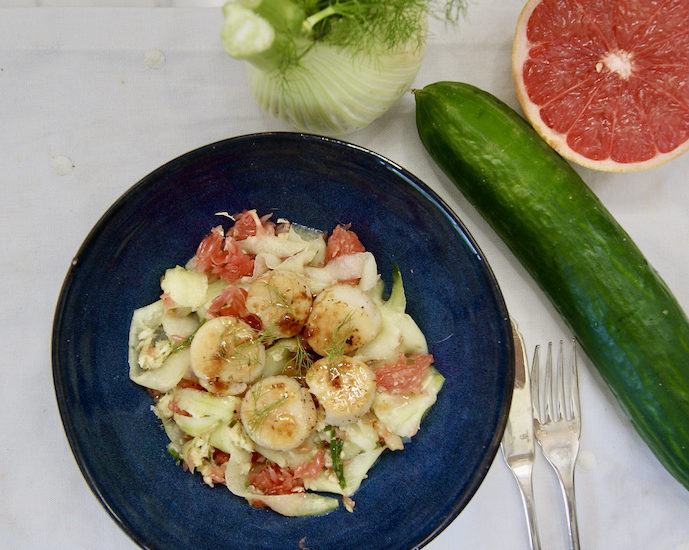 Noix de Saint Jacques, salade de concombre, fenouil et pamplemousse