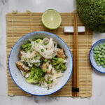 Salade de nouilles de riz aux brocolis et petits pois au tofu fumé