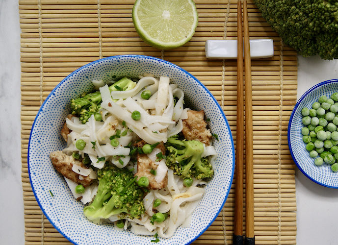 Salade de nouilles de riz aux brocolis et petits pois au tofu fumé