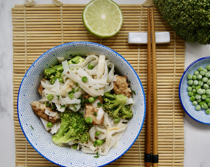 Salade de nouilles de riz aux brocolis et petits pois au tofu fumé