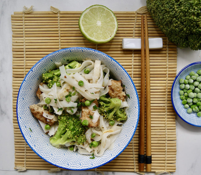 Salade de nouilles de riz aux brocolis et petits pois au tofu fumé