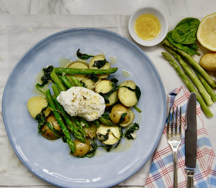 Asperges et pommes de terre, sauce citronnée et oeuf poché