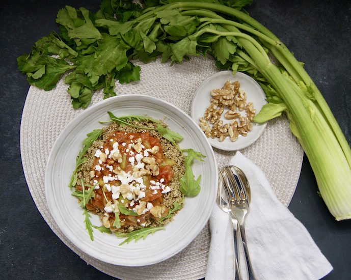 Quinoa et céleri à la sauce tomate, feta et noix