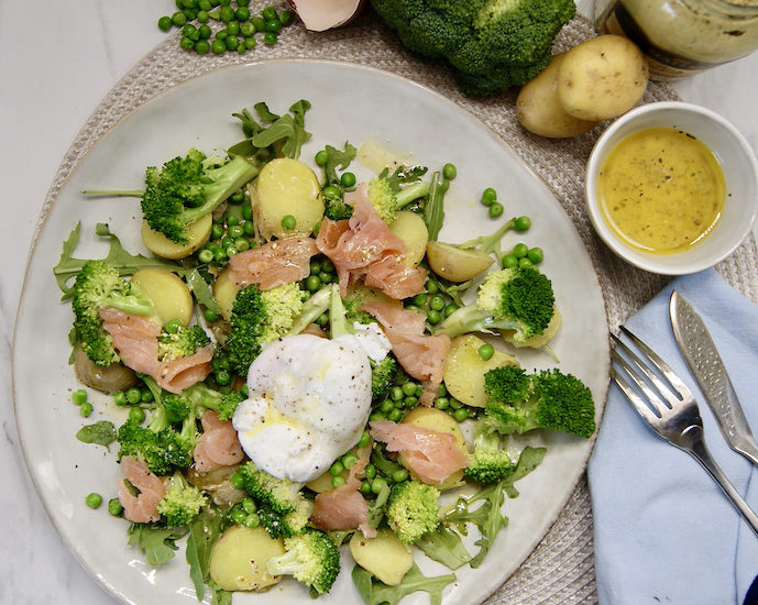 Salade de pommes de terre au saumon fumé, petits pois, brocoli et oeuf poché