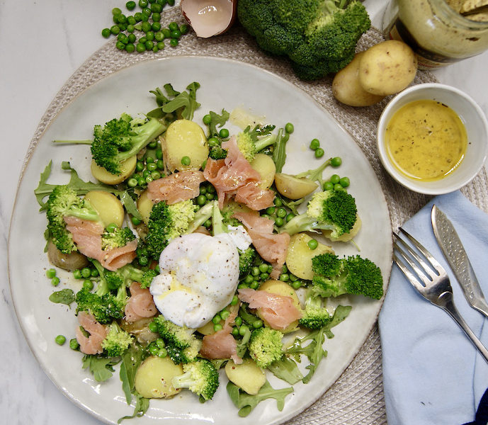 Salade de pommes de terre au saumon fumé, petits pois, brocoli et oeuf poché