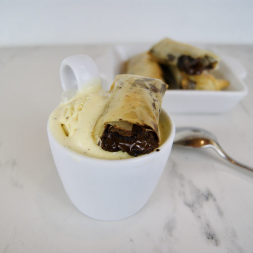 Glace à la vanille et loempia au chocolat noir