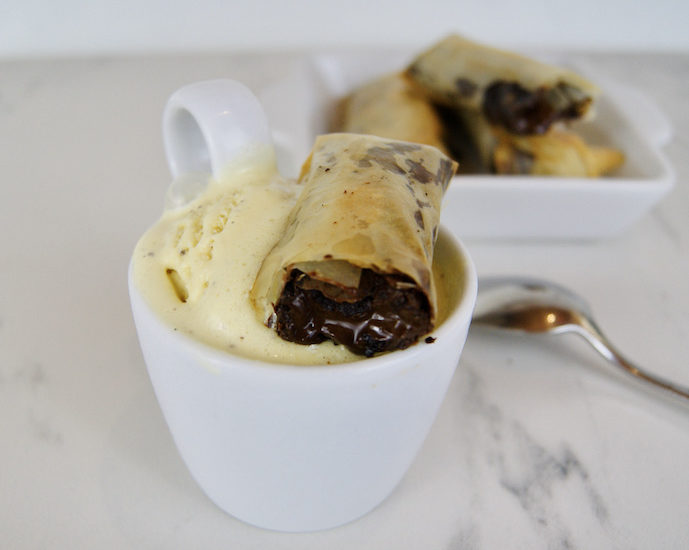 Glace à la vanille et loempia au chocolat noir