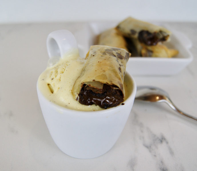 Glace à la vanille et loempia au chocolat noir