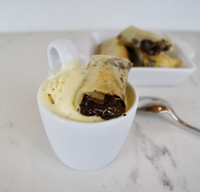 Glace à la vanille et loempia au chocolat noir
