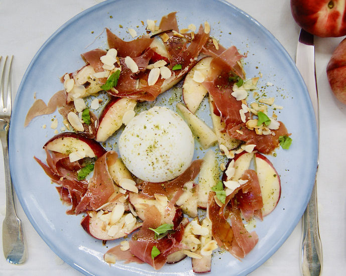 Salade de pêches au prosciutto et à la burrata