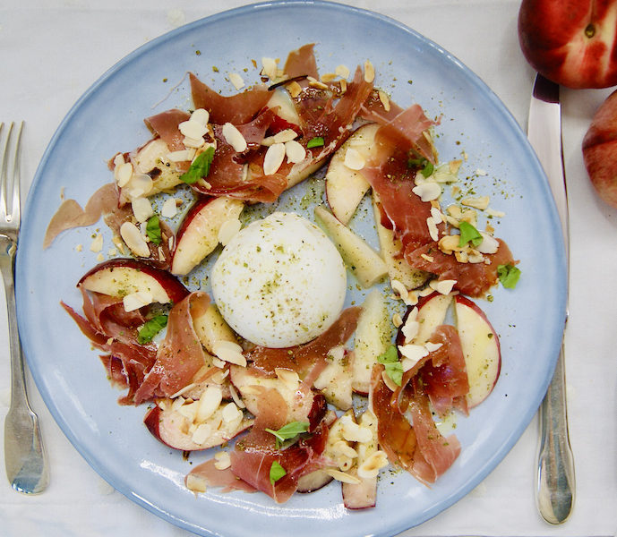 Salade de pêches au prosciutto et à la burrata