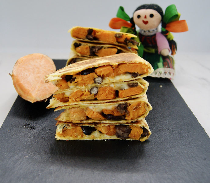 Quesadillas de patates douces grillées et haricots noirs