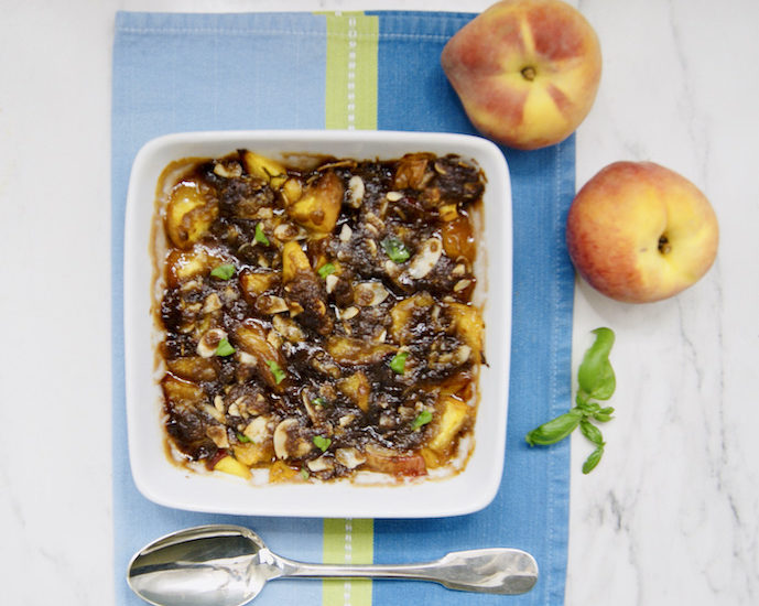 Crumble de pêches relevé d’une pointe de basilic