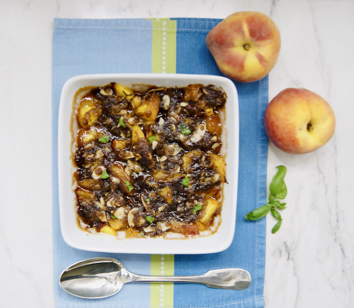 Crumble de pêches relevé d’une pointe de basilic