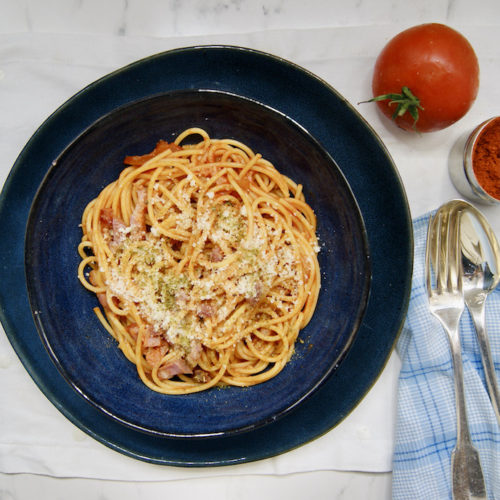 Spaghetti aux tomates et lard fumé