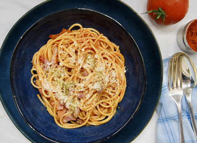 Spaghetti aux tomates et lard fumé