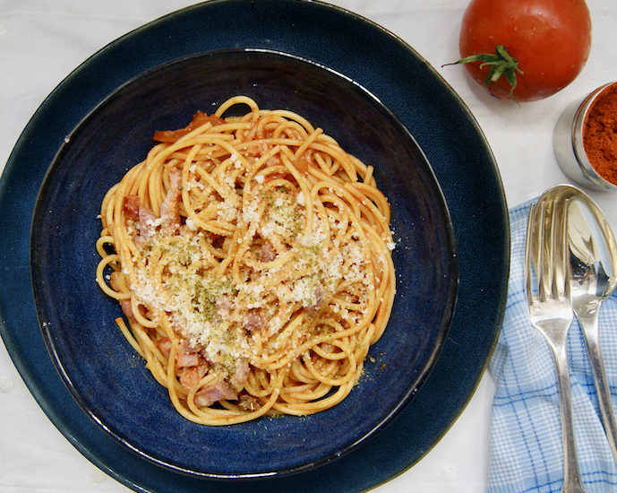 Spaghetti aux tomates et lard fumé