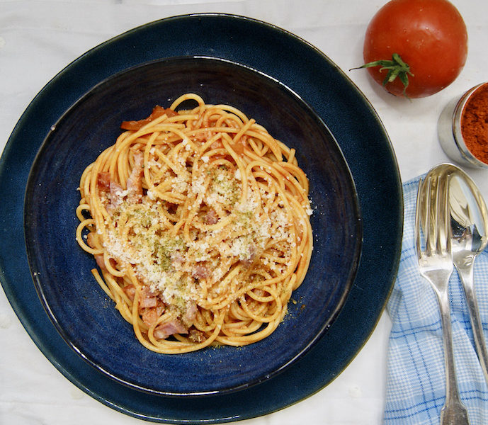 Spaghetti aux tomates et lard fumé