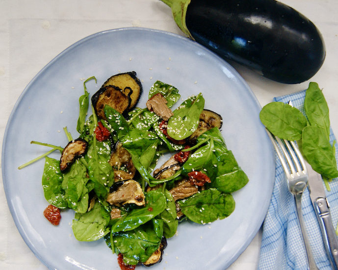 Salade aux aubergines et tranches de boeuf