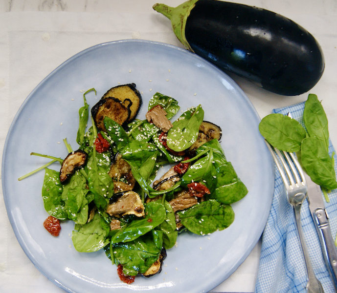 Salade aux aubergines et tranches de boeuf
