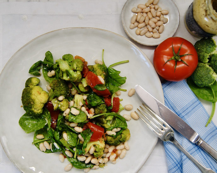 Salade de lingots blancs aux tomates et brocolis rôtis