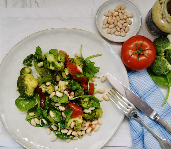 Salade de lingots blancs aux tomates et brocolis rôtis