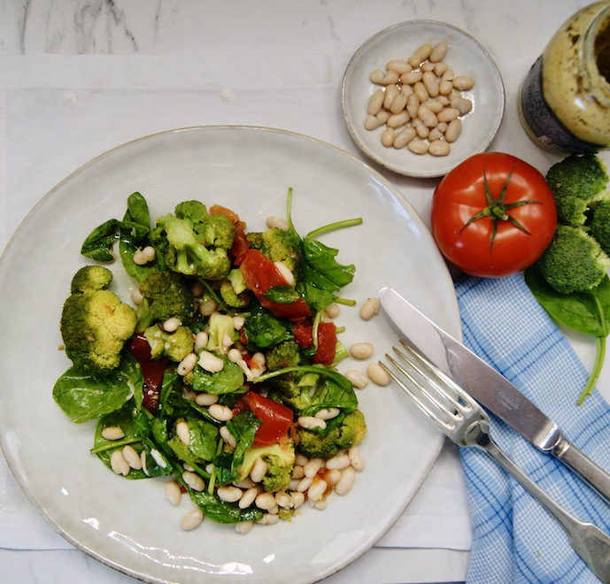 Salade de lingots blancs aux tomates et brocolis rôtis