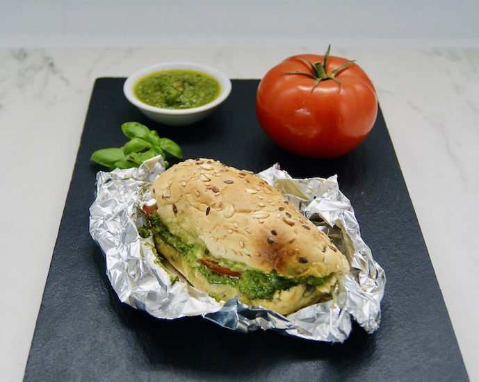 Baguette grillée tomate-mozzarella au pesto de basilic